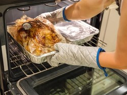 Amankah Memanggang Makanan di Oven dengan Pembungkus Plastik?