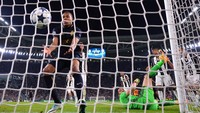 Lima bulan sebelum Mbappe lahir Gianluigi Buffon menjalani debutnya di putaran final Piala Dunia (1998). Kedua pemain bertemu di semifinal Liga Champions musim lalu. (Stuart Franklin/Getty Images)