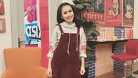 7 Gaya Ayu Ting Ting ala Korea Pakai Baju Mini & Kaus Kaki, Imut atau Aneh?