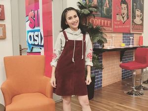 7 Gaya Ayu Ting Ting ala Korea Pakai Baju Mini & Kaus Kaki, Imut atau Aneh? 7 Gaya Ayu Ting Ting ala Korea Pakai Baju Mini & Kaus Kaki, Imut atau Aneh?