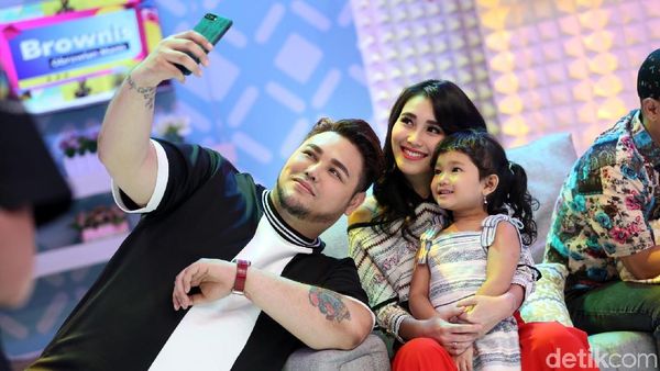 Ivan Gunawan Makin Lengket dengan Ayu Ting Ting