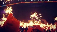 Pertunjukan spesial muncul saat puluhan ribu suporter berbarengan menyalakan kembang api yang sepertinya sudah mereka siapkan lebih dulu. (ist Instagram @schokotine)