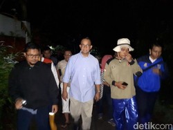 Bareng Anak, Anies Tinjau Tanggul Jebol di Jati Padang