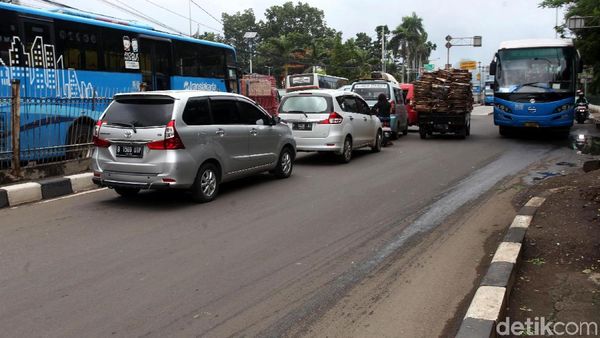 Jangan Ditiru! Aksi Nekat Pengendara Lawan Arus di Pulogadung