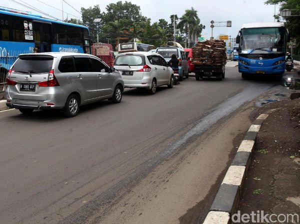 Jangan Ditiru! Aksi Nekat Pengendara Lawan Arus di Pulogadung
