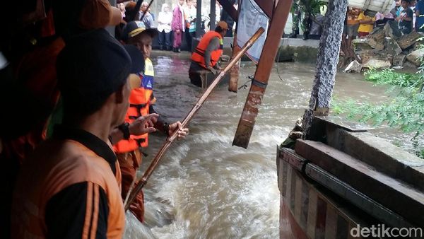 Potret Tanggul Kali Pulo Jati Padang yang Jebol dan Bikin Banjir