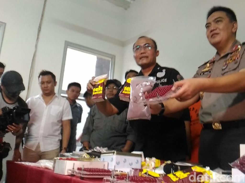 Bareskrim Buru 1 Tersangka Sindikat Ekstasi Kapsul Apartemen Sunter Bareskrim Buru 1 Tersangka Sindikat Ekstasi Kapsul Apartemen Sunter