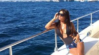 Kalau di City ada De Bruyne, Chelsea punya Cesc Fabregas. Kreator serangan Chelsea itu punya pasangan yang tak kalah seksi, Daniella Semaan. (Foto: Instagram @daniellasemaan)