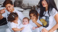 Total Daniella punya lima anak, dua dari Elie dan tiga dari Cesc Fabregas. Paling kanan adalah Maria Taktouk, anak tertua Daniella. Cantik seperti ibunya bukan? (Instagram @daniellasemaan)