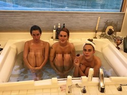 3 Putri Bruce Willis Pamer Foto Tanpa Busana Saat Mandi Bersama