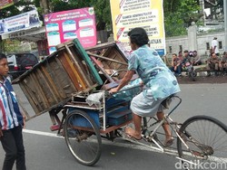 Satpol PP Bondowoso Tindak PKL Alun-alun, Begini Reaksi Pedagang