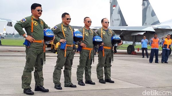 Foto: Gagah! Gaya Marsekal Hadi, Kapolri, KSAD, dan KSAL Naik Sukhoi