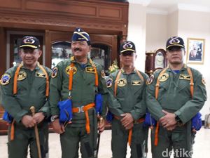 Saat Marsekal Hadi Sematkan Brevet Wings ke Kapolri-KSAD-KSAL