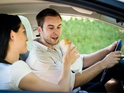 Disuapin Makan Saat Nyetir Romantis Sih, Tapi Bahaya