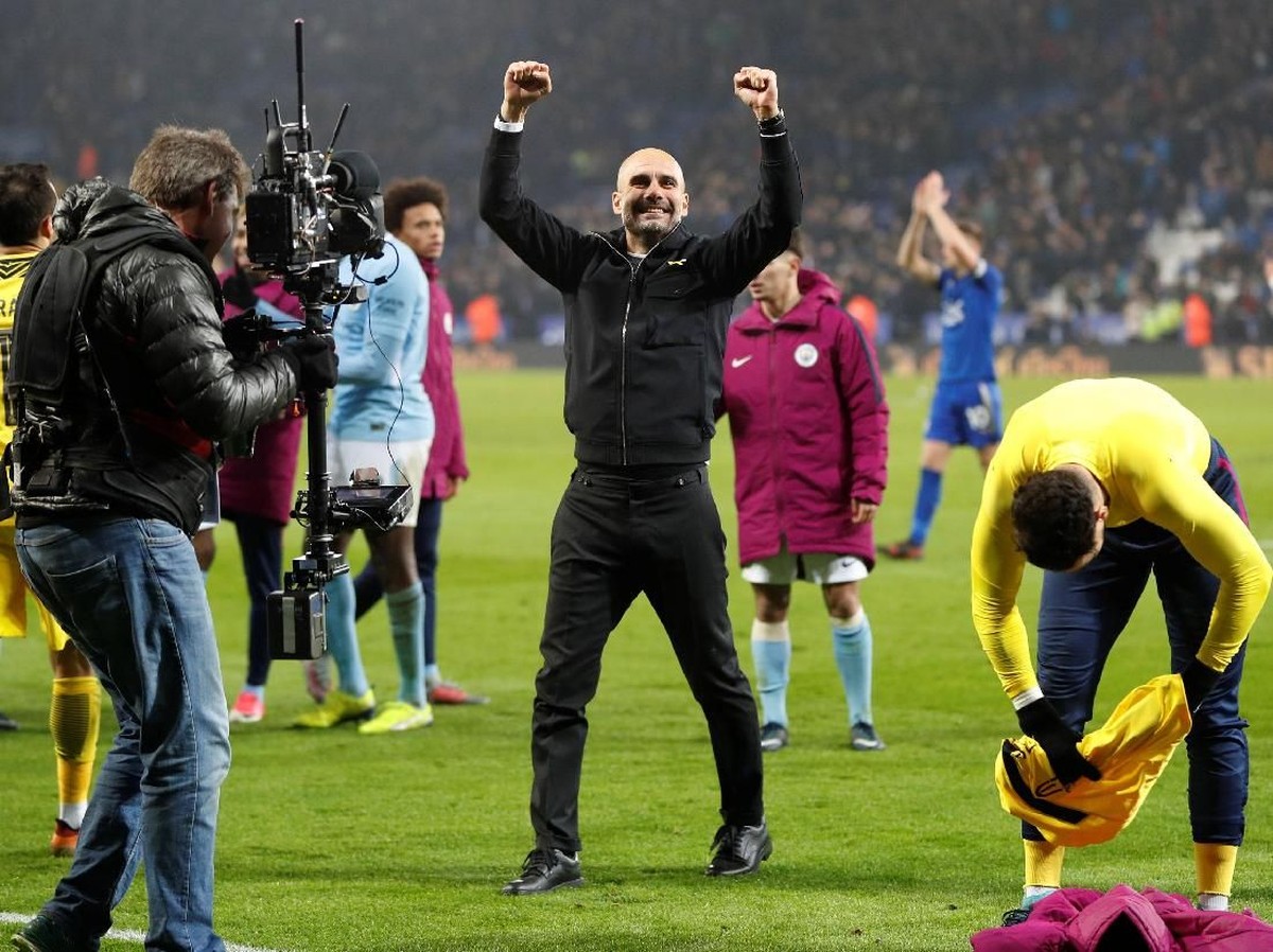 Pep Guardiola merayakan kelolosan Manchester City ke semifinal Piala Liga Inggris (Darren Staples/Reuters)