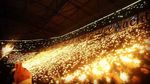 Keren! Ribuan Fans Schalke Nyalakan Kembang Api di Stadion