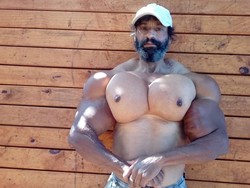 Para Pria yang Punya Lengan Berotot karena Disuntik