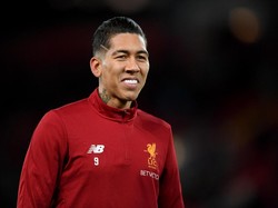 Ketika Dasi Bersepuh Emas Firmino Kalah Pamor dari Gigi Putihnya