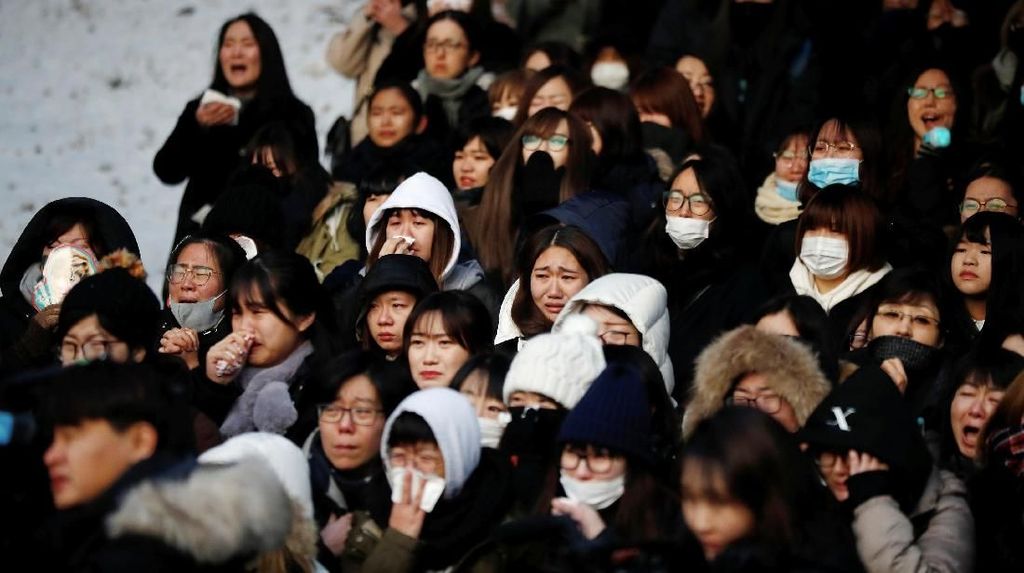 Isak Tangis dan Teriakan di Prosesi Pemakaman Jonghyun SHINee