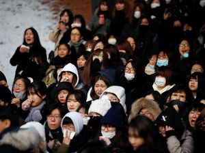 Isak Tangis dan Teriakan di Prosesi Pemakaman Jonghyun SHINee Isak Tangis dan Teriakan di Prosesi Pemakaman Jonghyun SHINee