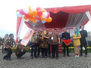 Senyum Anies Melepas Balon di Peresmian Kartu Lansia Jakarta