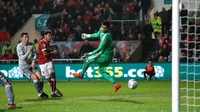 Ketika laga seperti akan berlanjut ke perpanjangan waktu, Bristol mencetak gol kedua melalui Korey Smith di injury time. Foto: John Sibley/Action Images via Reuters
