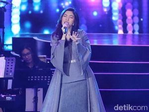 Isyana Bendung Air Mata saat Bernyanyi di Tengah Hujan Penutupan Asian Games