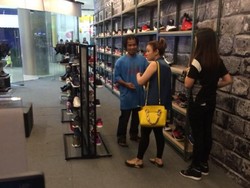 Kisah Wanita Muda Bantu Belikan Sepatu untuk Pria Asing Ini Jadi Viral