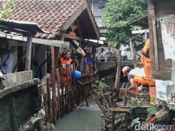Petugas Pagi ini Berjibaku Perbaiki Tanggul Kali Pulo yang Jebol