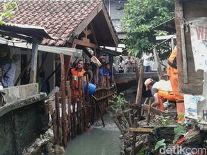 Petugas Pagi ini Berjibaku Perbaiki Tanggul Kali Pulo yang Jebol Petugas Pagi ini Berjibaku Perbaiki Tanggul Kali Pulo yang Jebol