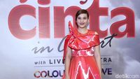 Kenakan Gaun Merah, Chelsea Islan Bikin Jatuh Hati