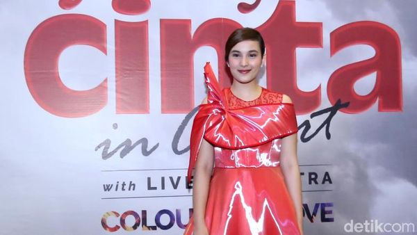 Kenakan Gaun Merah, Chelsea Islan Bikin Jatuh Hati