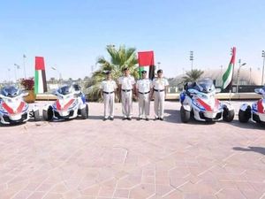 Ambulans Motor Roda Tiga Penakluk Gurun Pasir di Abu Dhabi