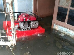 Petugas Sedot Air dari Rumah Warga Jati Padang yang Kebanjiran