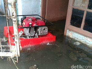 Petugas Sedot Air dari Rumah Warga Jati Padang yang Kebanjiran Petugas Sedot Air dari Rumah Warga Jati Padang yang Kebanjiran