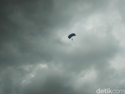 Penerjun Payung TNI AU Mendarat Darurat di Maros Alami Cedera Tangan