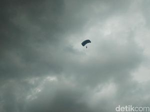 Penerjun Payung TNI AU Mendarat Darurat di Maros Alami Cedera Tangan Penerjun Payung TNI AU Mendarat Darurat di Maros Alami Cedera Tangan