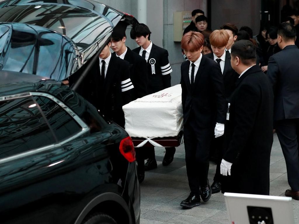 Pemakaman Jonghyun SHINee Berjalan Lancar, Manajemen Ucapkan Terima Kasih