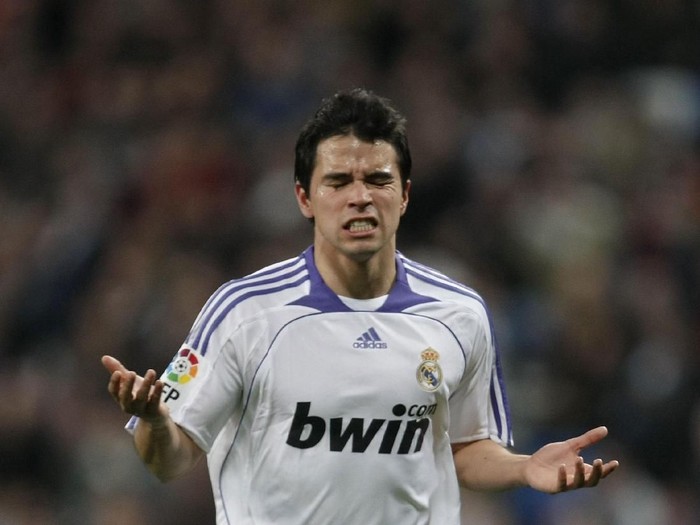 MADRID, SPAIN - JANUARY 16: Javier Saviola of Real Madrid reacts after missing a shot on goal during a Copa del Rey 2nd leg match between Real Madrid and Mallorca at the Santiago Bernabeu stadium on January 16, 2008 in Madrid, Spain.  (Photo by Denis Doyle/Getty Images)