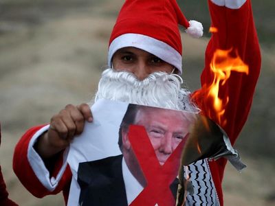 Foto: Sinterklas Bakar Foto Trump di Gaza