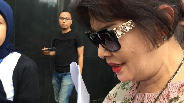 Foto: Berkacamata Hitam, Ini Gaya Mantan Istri Novanto di KPK