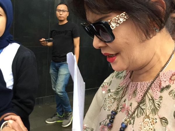 Foto: Berkacamata Hitam, Ini Gaya Mantan Istri Novanto di KPK