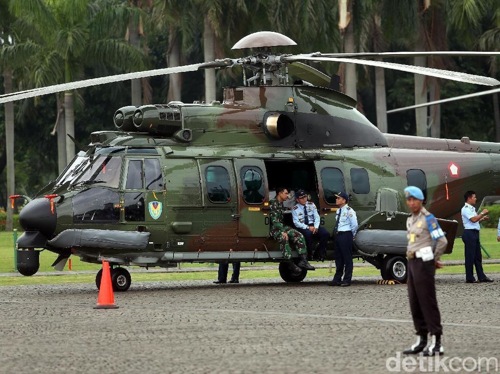 Helikopter TNI Hilir Mudik di Langit Jakarta Jelang Pelantikan Presiden Helikopter TNI Hilir Mudik di Langit Jakarta Jelang Pelantikan Presiden
