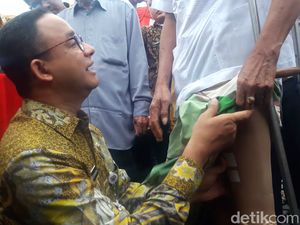 Foto: Saat Anies Pasangkan Kaki Palsu ke Lansia di Monas