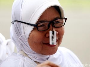 Potret Gembira Lansia Terima 500 Kacamata Gratis dari Pemprov DKI