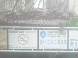 Tembok dan Atap SMPN 32 di Tambora Ambruk, 1 Orang Terluka
