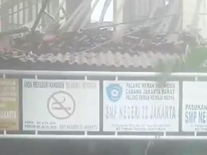 Tembok dan Atap SMPN 32 di Tambora Ambruk, 1 Orang Terluka Tembok dan Atap SMPN 32 di Tambora Ambruk, 1 Orang Terluka