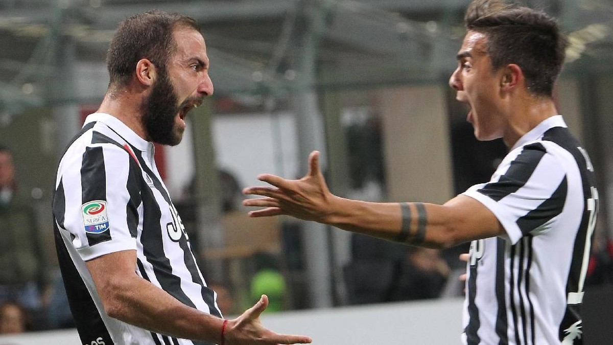 Gonzalo Higuain dan Paulo Dybala (Marco Luzzani/Getty Images)
