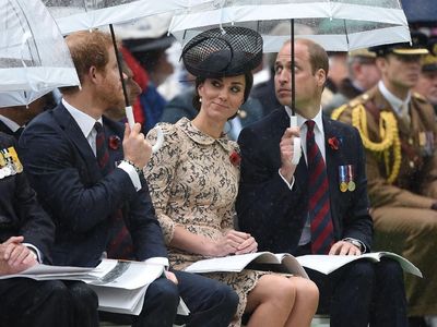 Foto: Saat Pangeran Harry Jadi Orang Ketiga Kate Middleton dan William