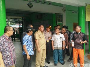 Walkot Jakbar Cek Bangunan SMPN 32 Tambora yang Ambruk